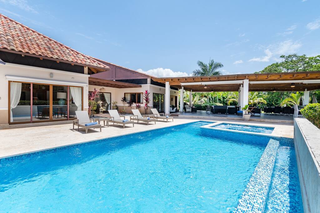 Luxurious 5-bdr villa at Casa de Campo – with pool, jacuzzi, games, hibachi, staff - Villas in Punta Cana