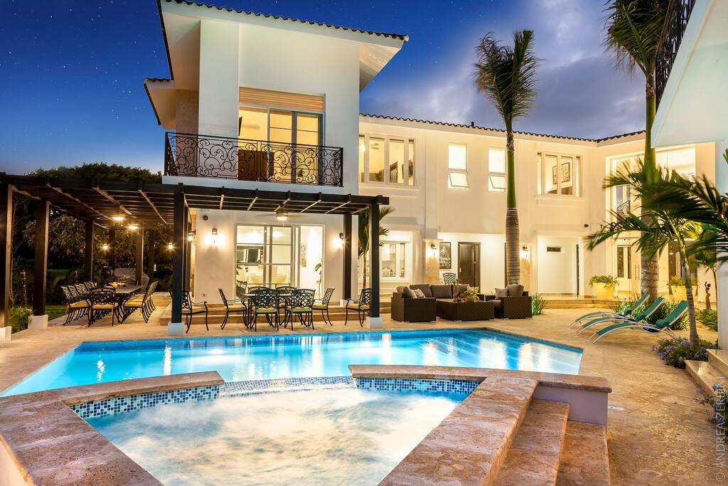 Huge villa for large groups in Punta Cana, Bavaro (Cocotal) – Up to 16 people with pool, jacuzzi, chef, maid - Villas in Punta Cana