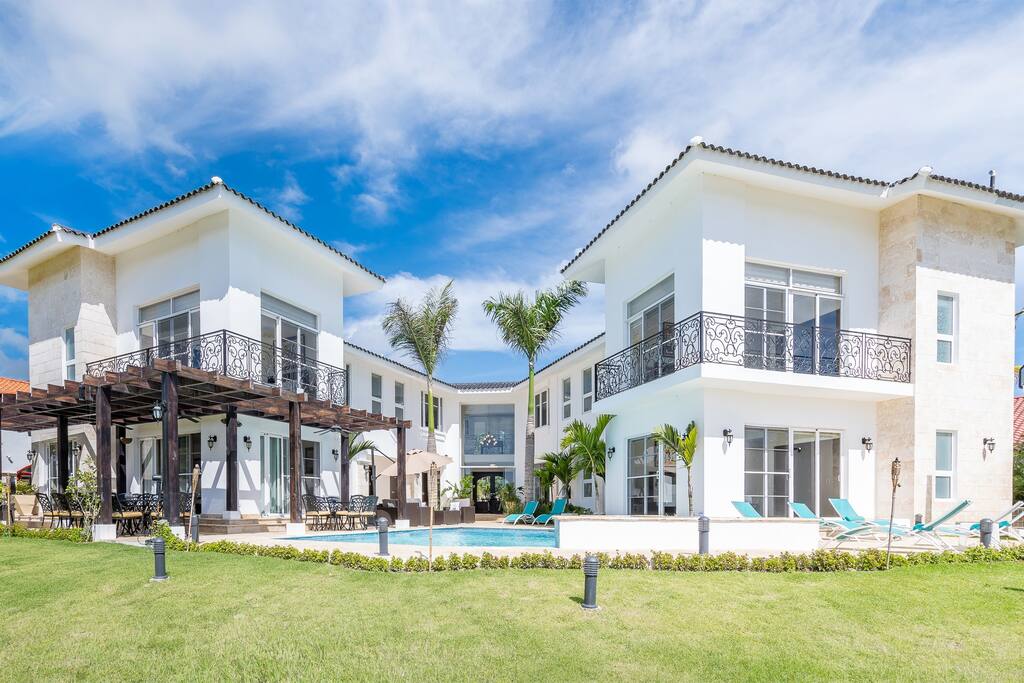 Huge villa for large groups in Punta Cana, Bavaro (Cocotal) – Up to 16 people with pool, jacuzzi, chef, maid - Villas in Punta Cana