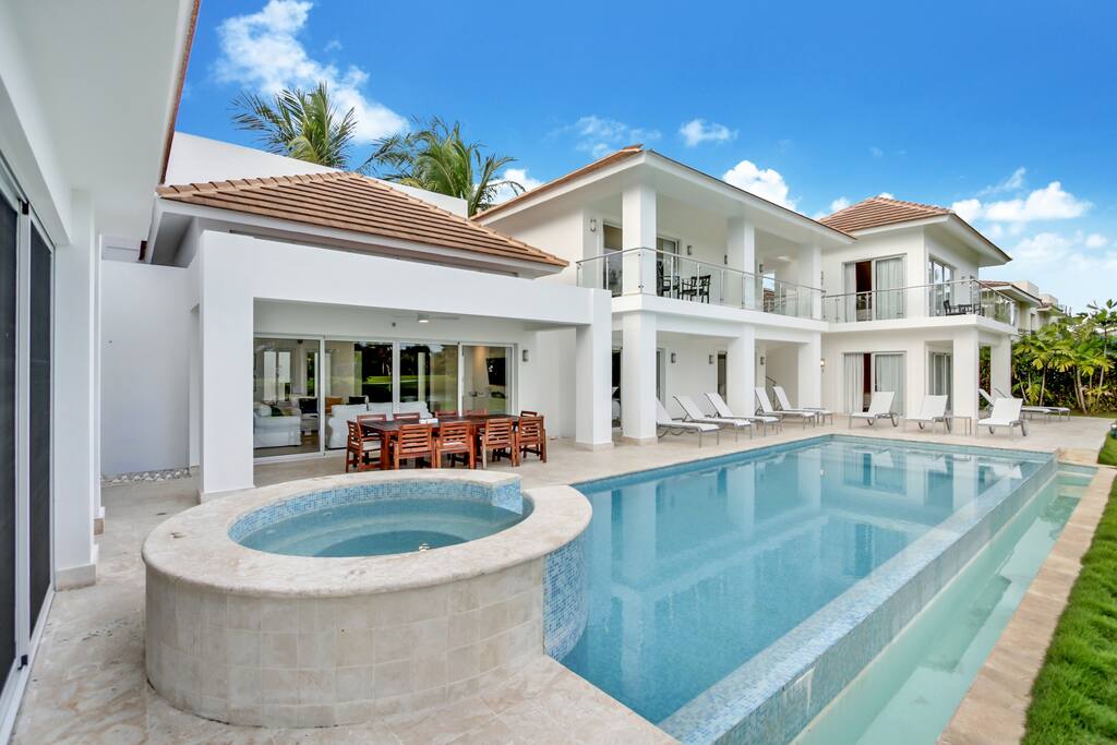 Villa for rent in Bavaro (Cocotal) – jacuzzi, pool, lake, golf - Villas in Punta Cana