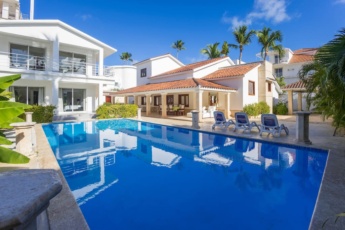 Villa May – New Modern Beachfront 7BR Villa with Pool & Maid in Bávaro, Los Corales